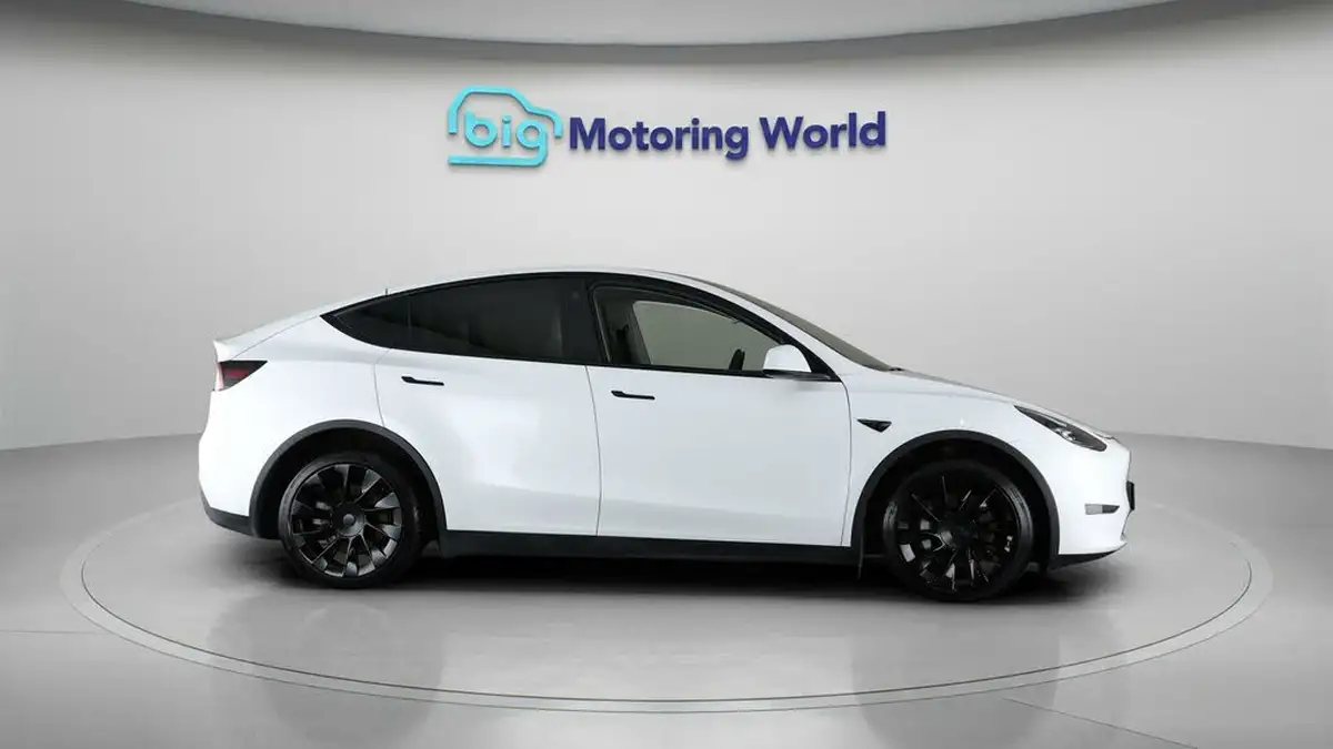 2022-tesla-model-y-e-long-range-big-8