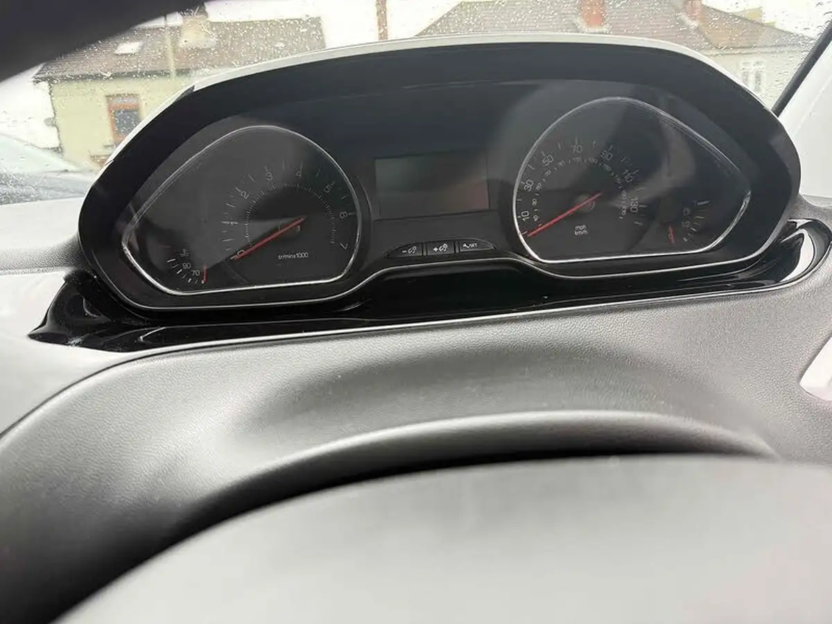 2015-peugeot-208-12-style-puretech-5d-big-15