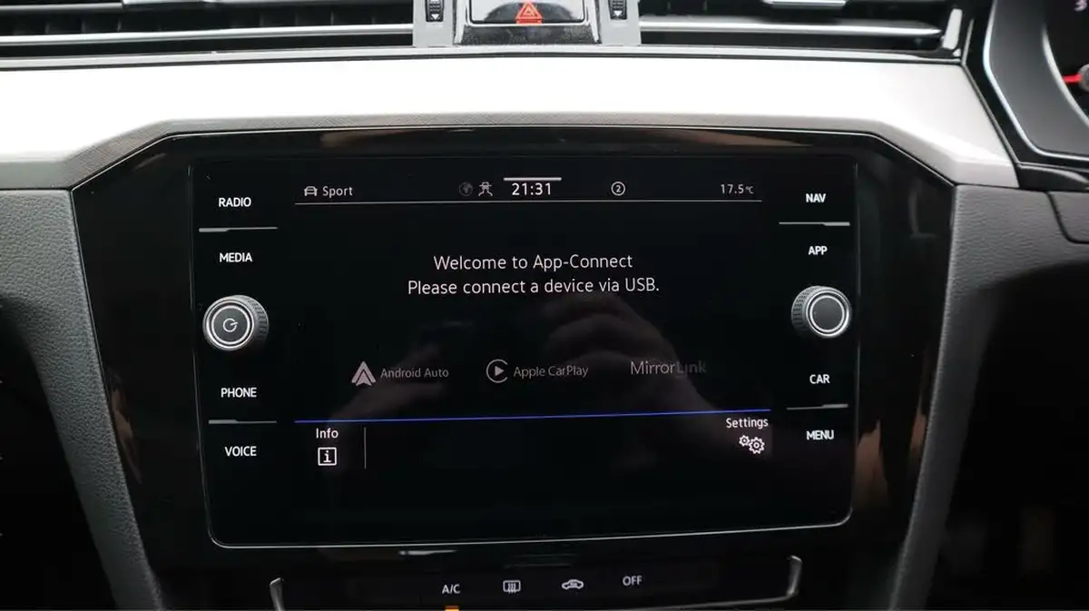 2022-volkswagen-passat-20tdi-se-nav-150ps-estate-5d-big-22
