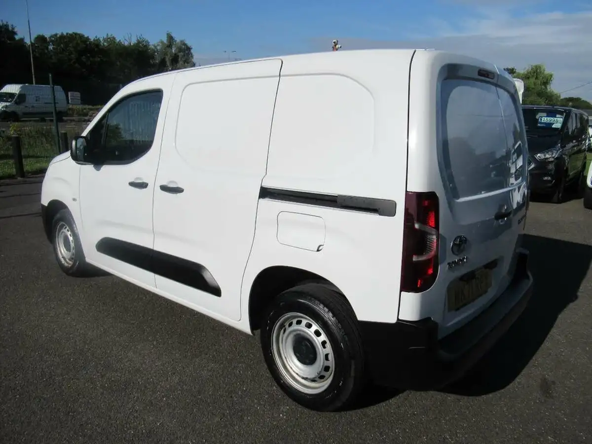 2021-toyota-proace-city-15d-active-75hpeu6dt-e-big-6