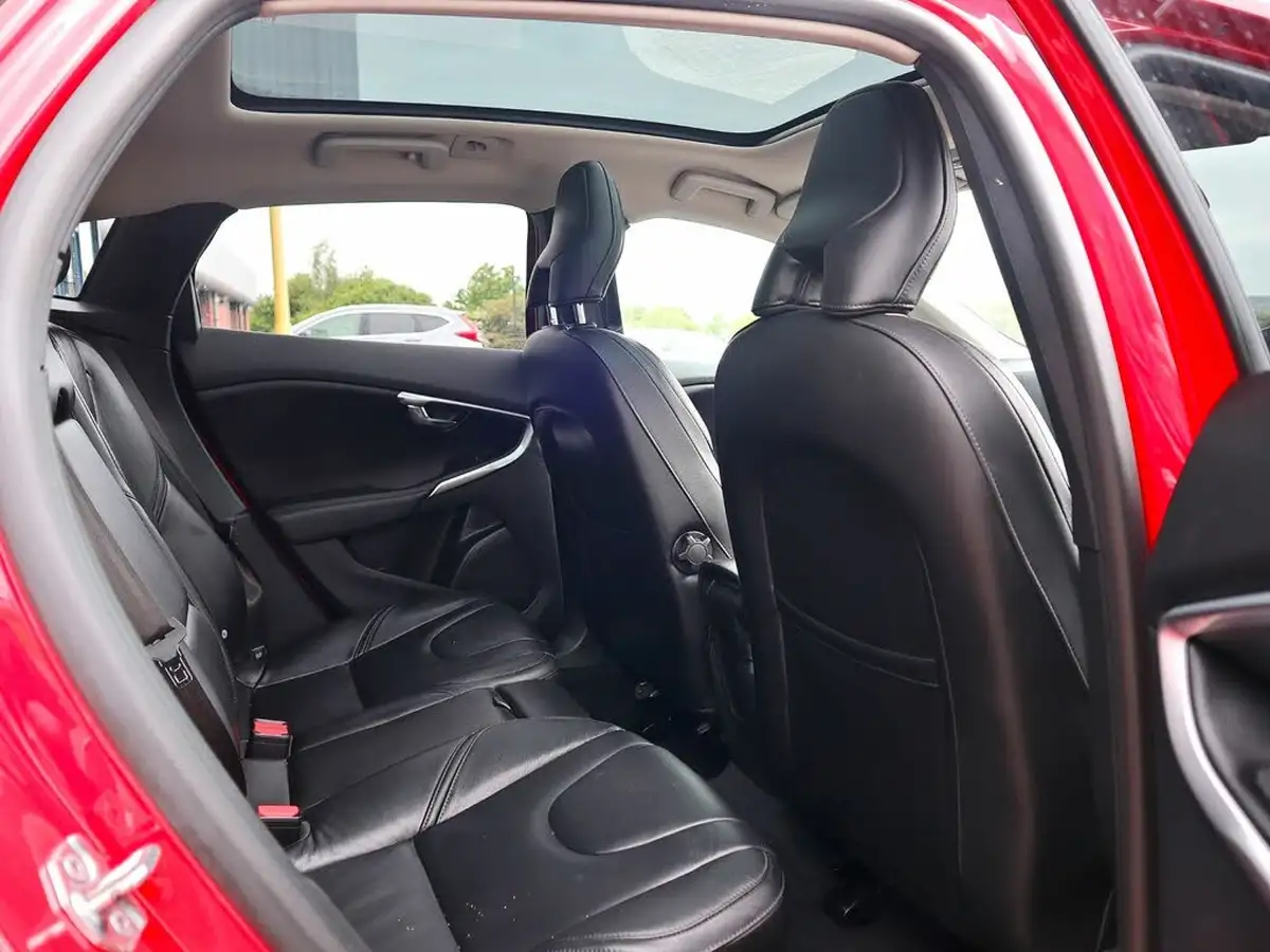 2018-volvo-v40-15-t3-inscription-big-3