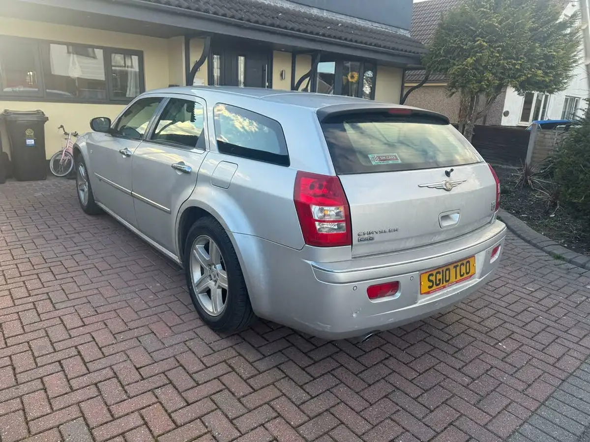 2010-chrysler-300c-30td-lux-estate-5d-big-5