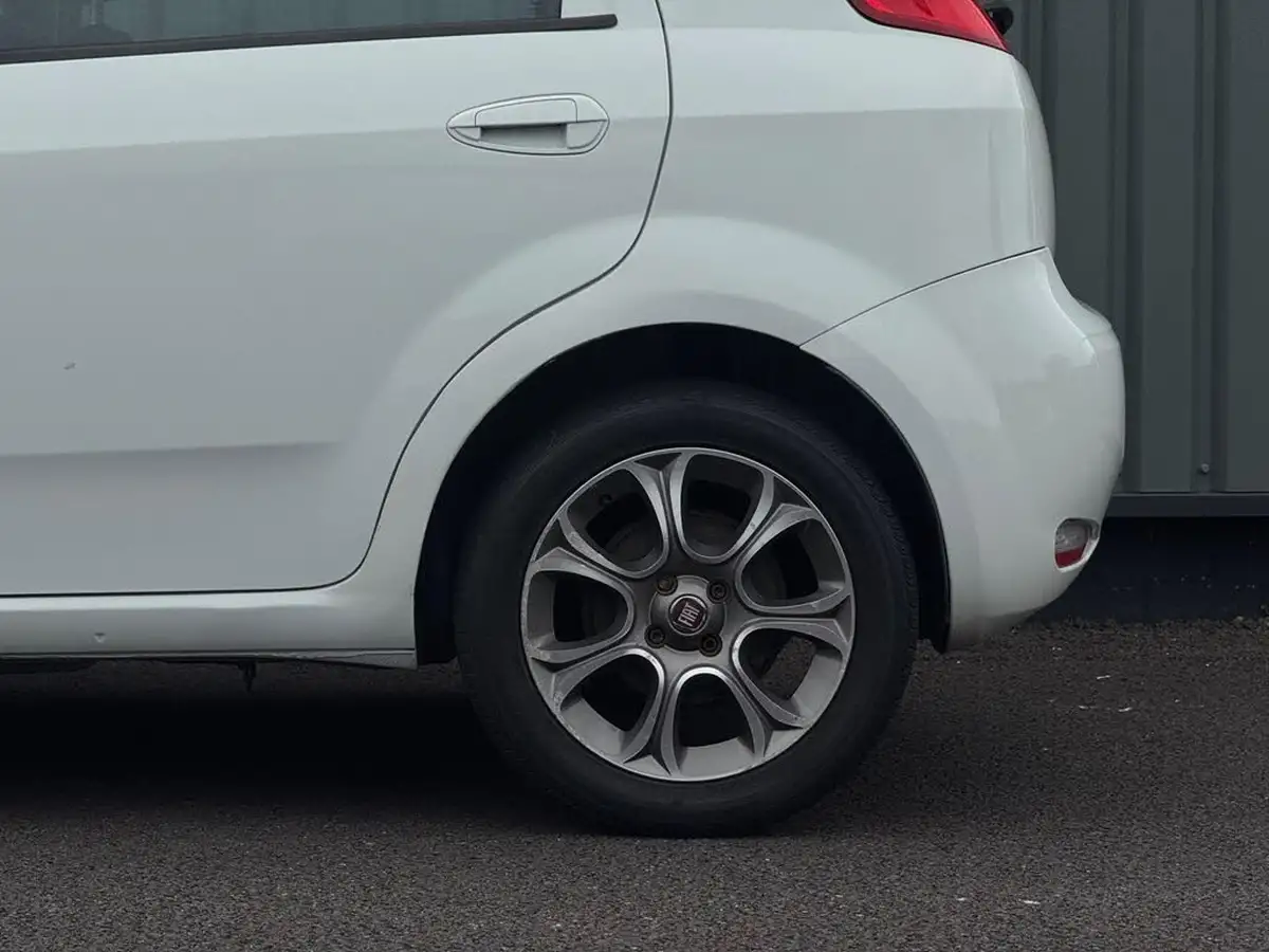 2016-fiat-punto-14-easy-5d-big-9