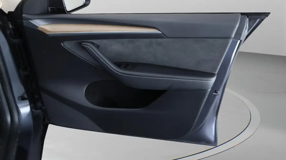 2023-tesla-model-y-e-long-range-big-15