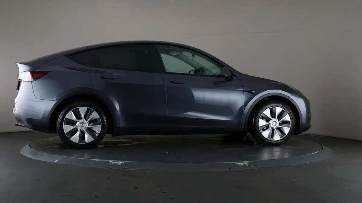 2023-tesla-model-y-e-long-range-big-63
