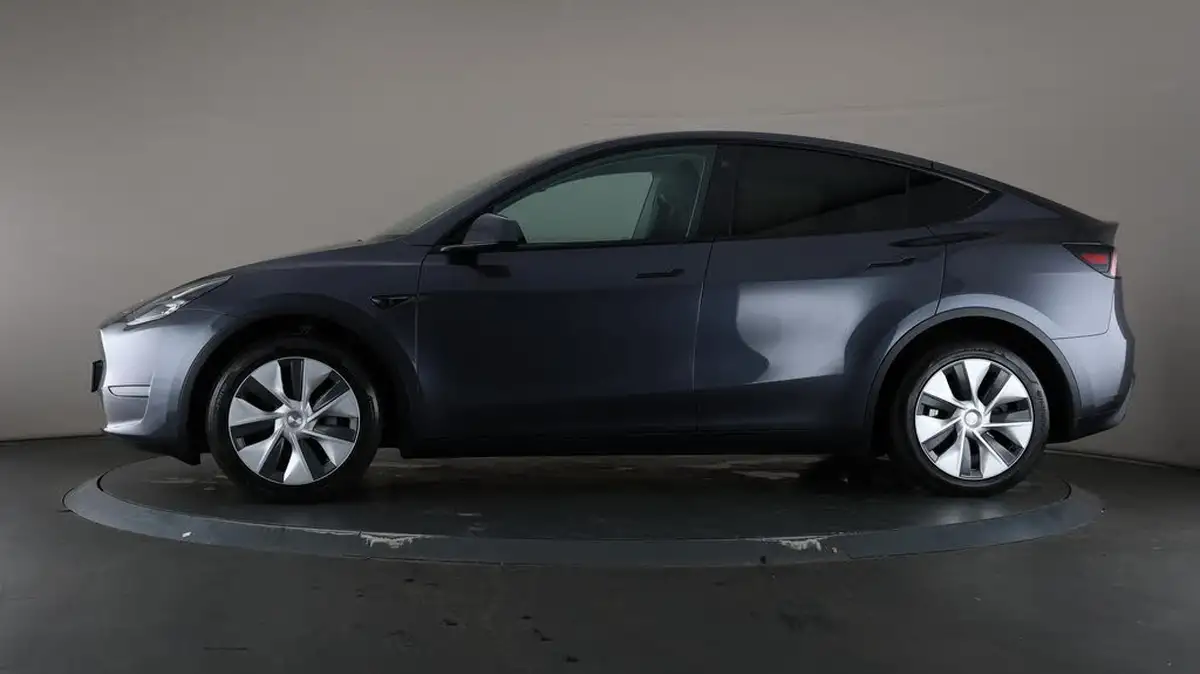 2023-tesla-model-y-e-long-range-big-39