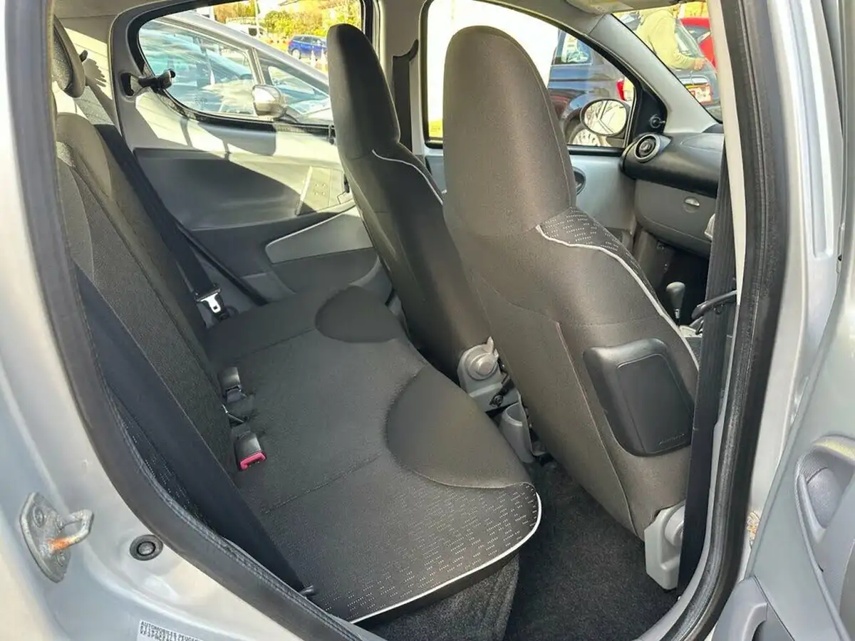 2011-peugeot-107-10-urban-5d-2-tronic-big-18