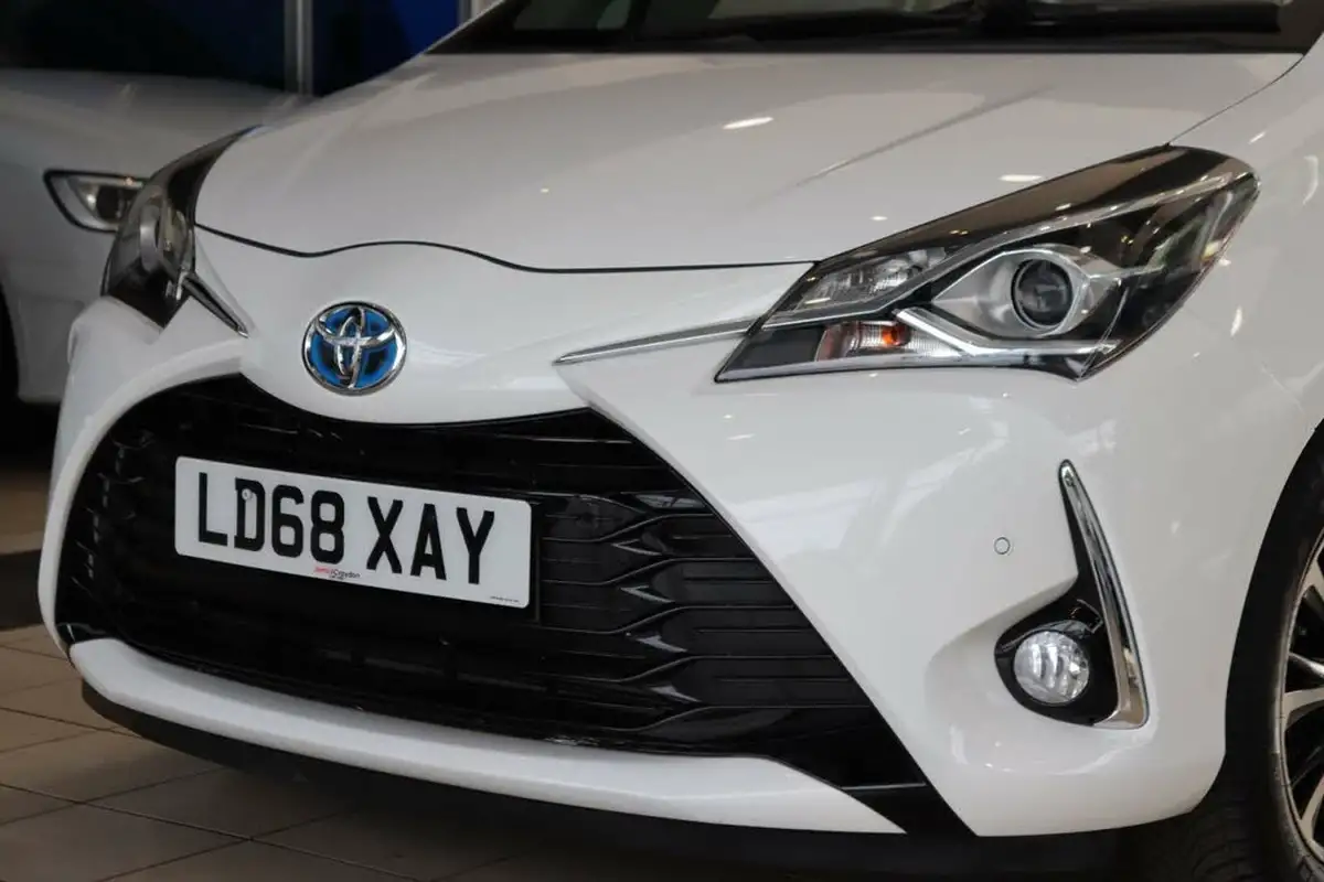 2018-toyota-yaris-15-vvt-i-icon-tech-hybrid-big-69