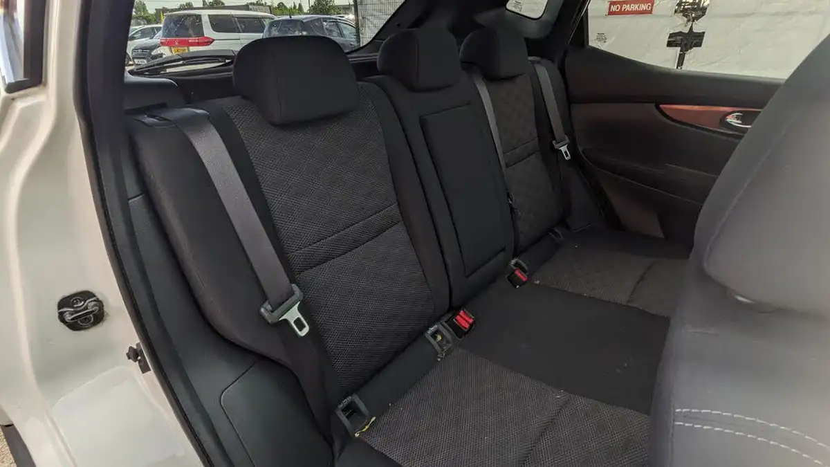 2014-nissan-qashqai-12-acenta-premium-big-35