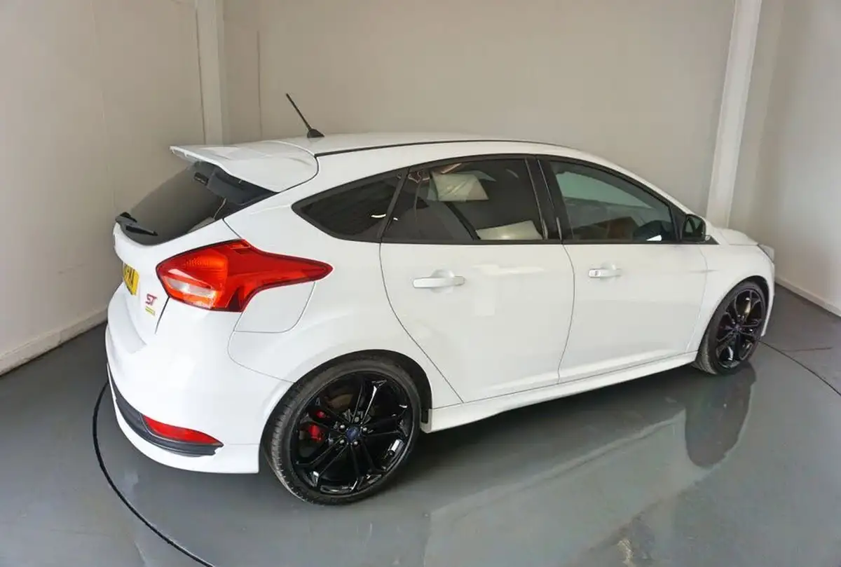 2018-ford-focus-20t-st2-hatchback-big-10
