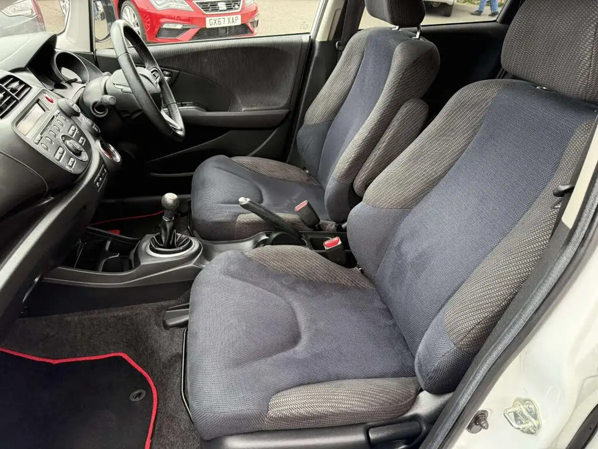 2014-honda-jazz-14-es-plus-big-14