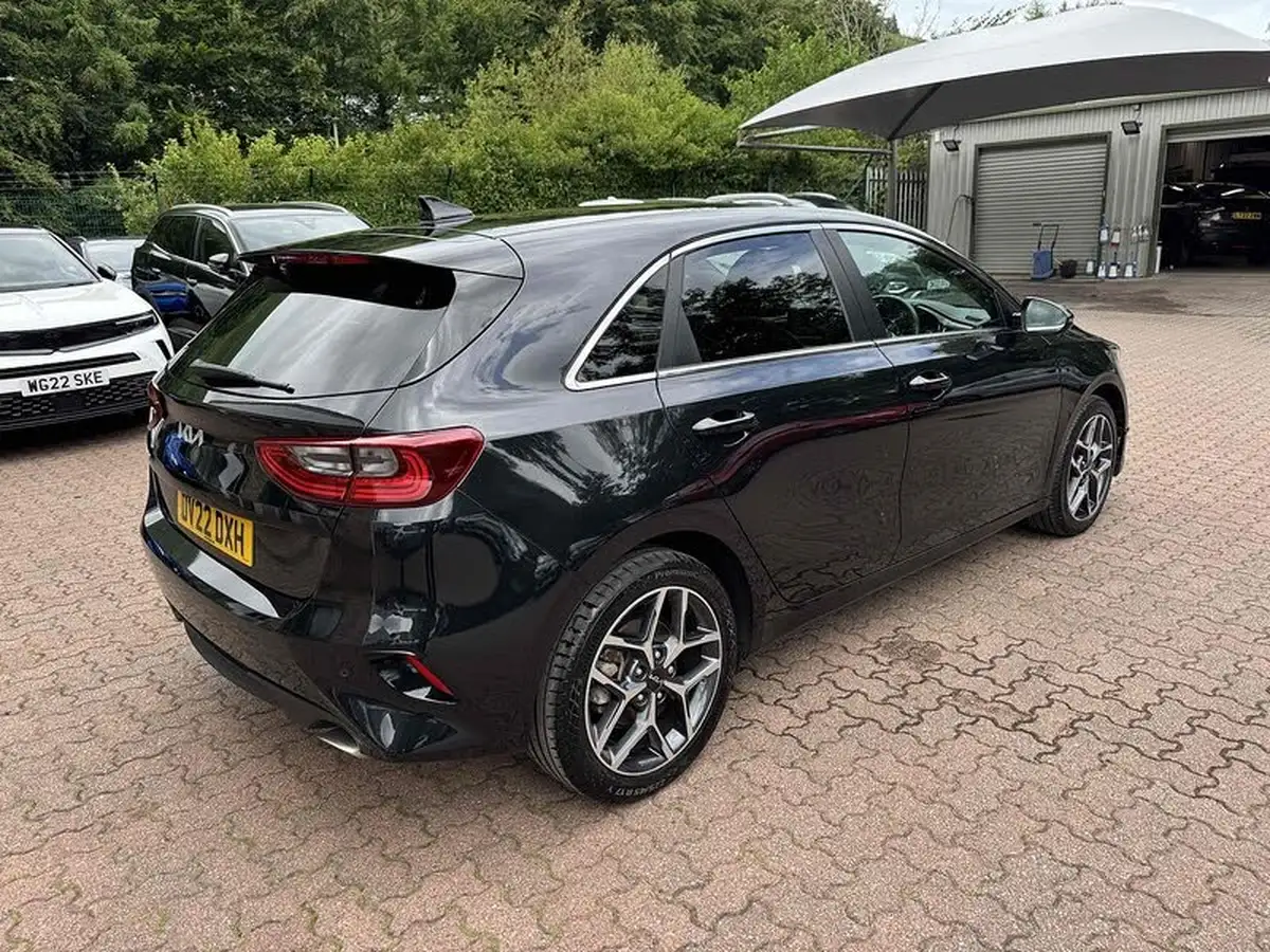 2022-kia-ceed-15-t-gdi-3-hatchback-big-4