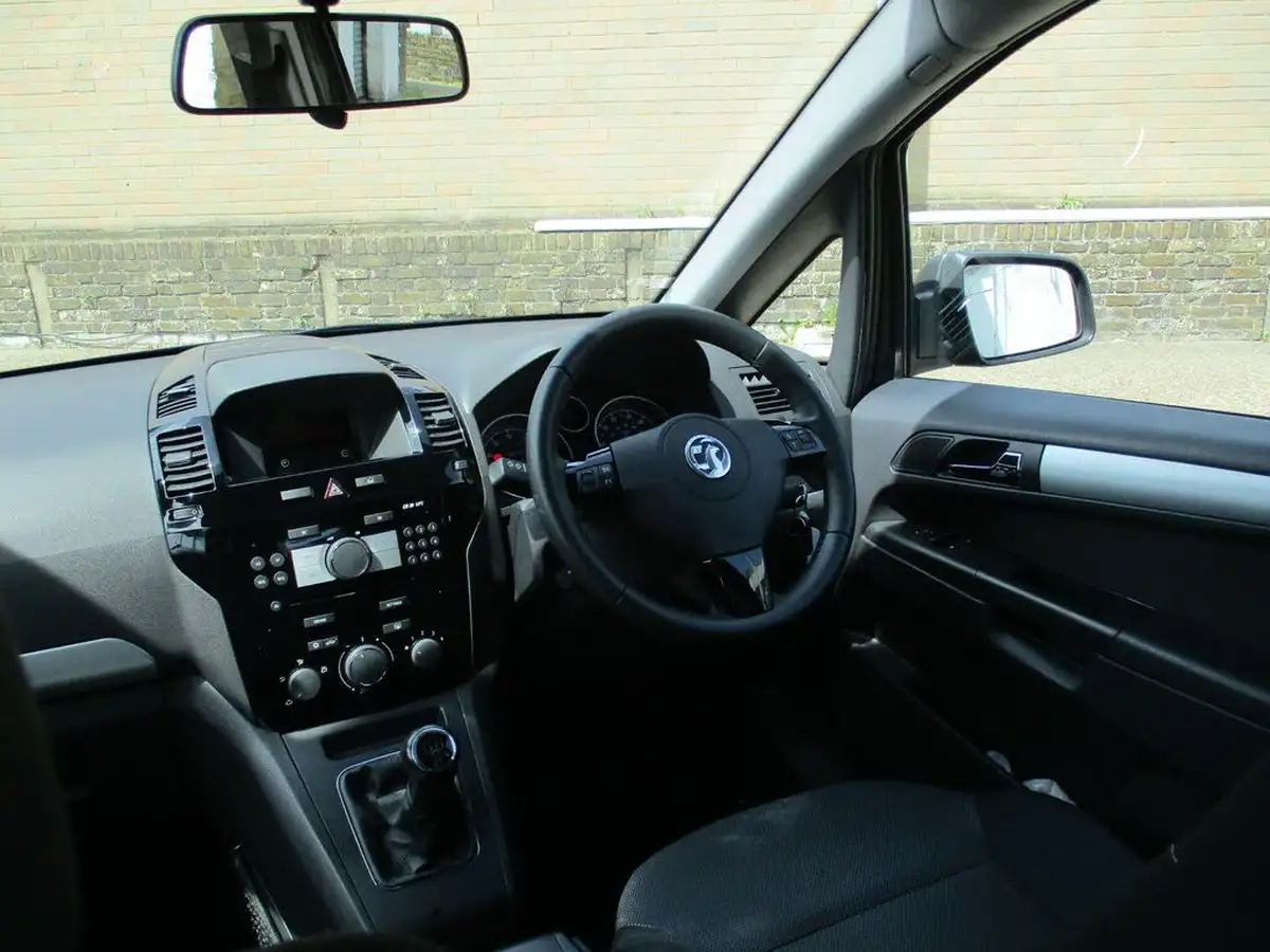2013-vauxhall-zafira-16-exclusiv-big-12