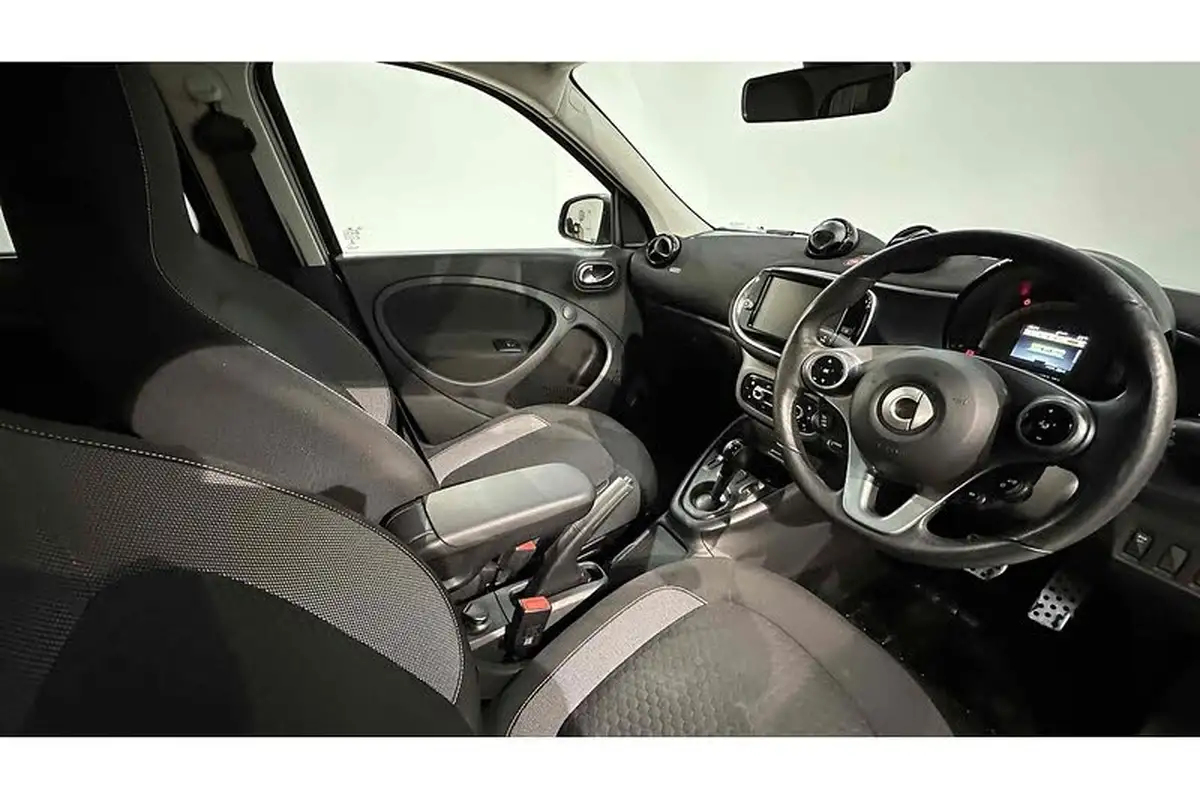 2021-smart-forfour-eq-premium-big-28
