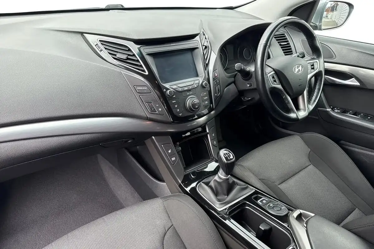 2017-hyundai-i40-17crdi-se-nav-141ps-tourer-5d-big-14