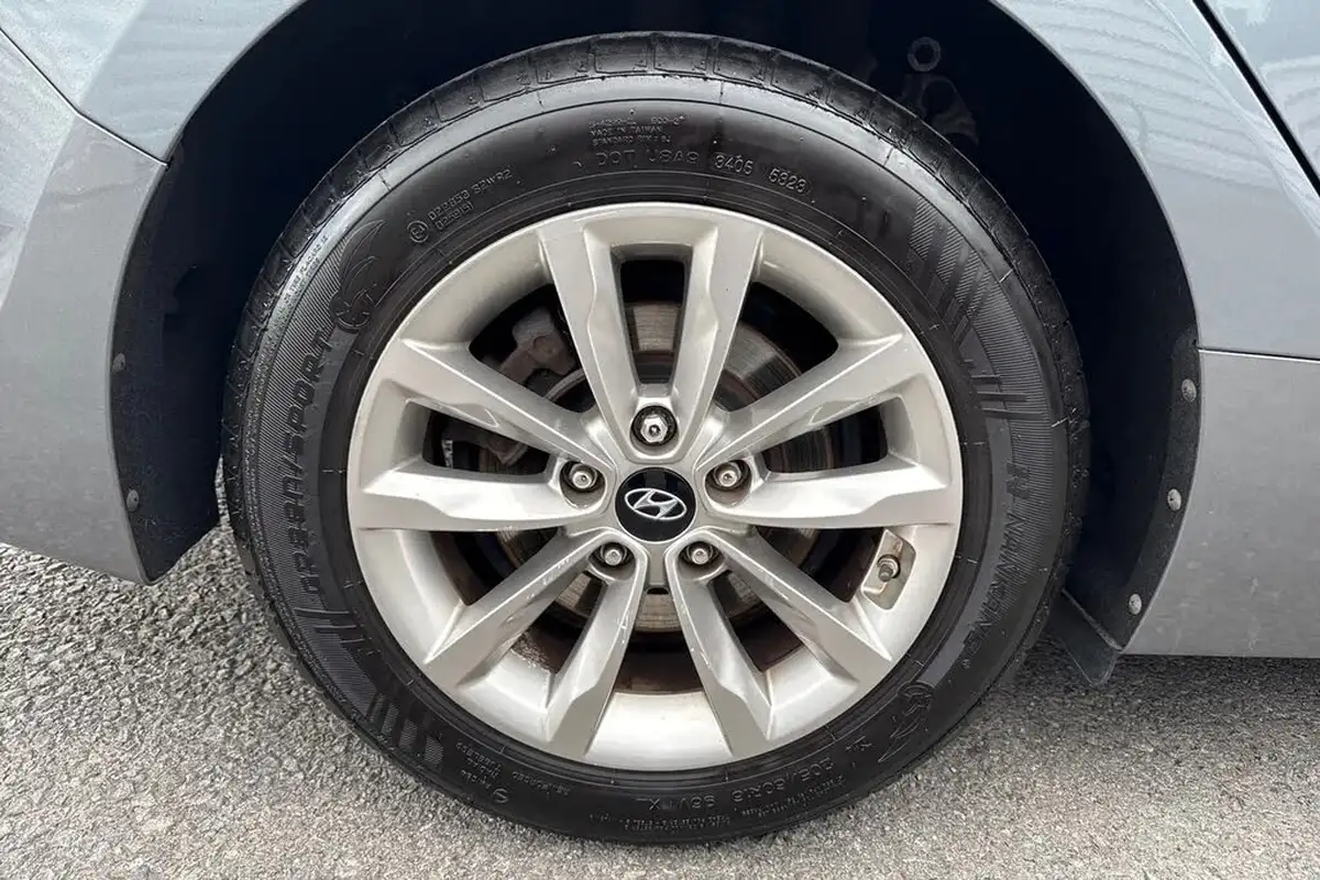 2017-hyundai-i40-17crdi-se-nav-141ps-tourer-5d-big-10