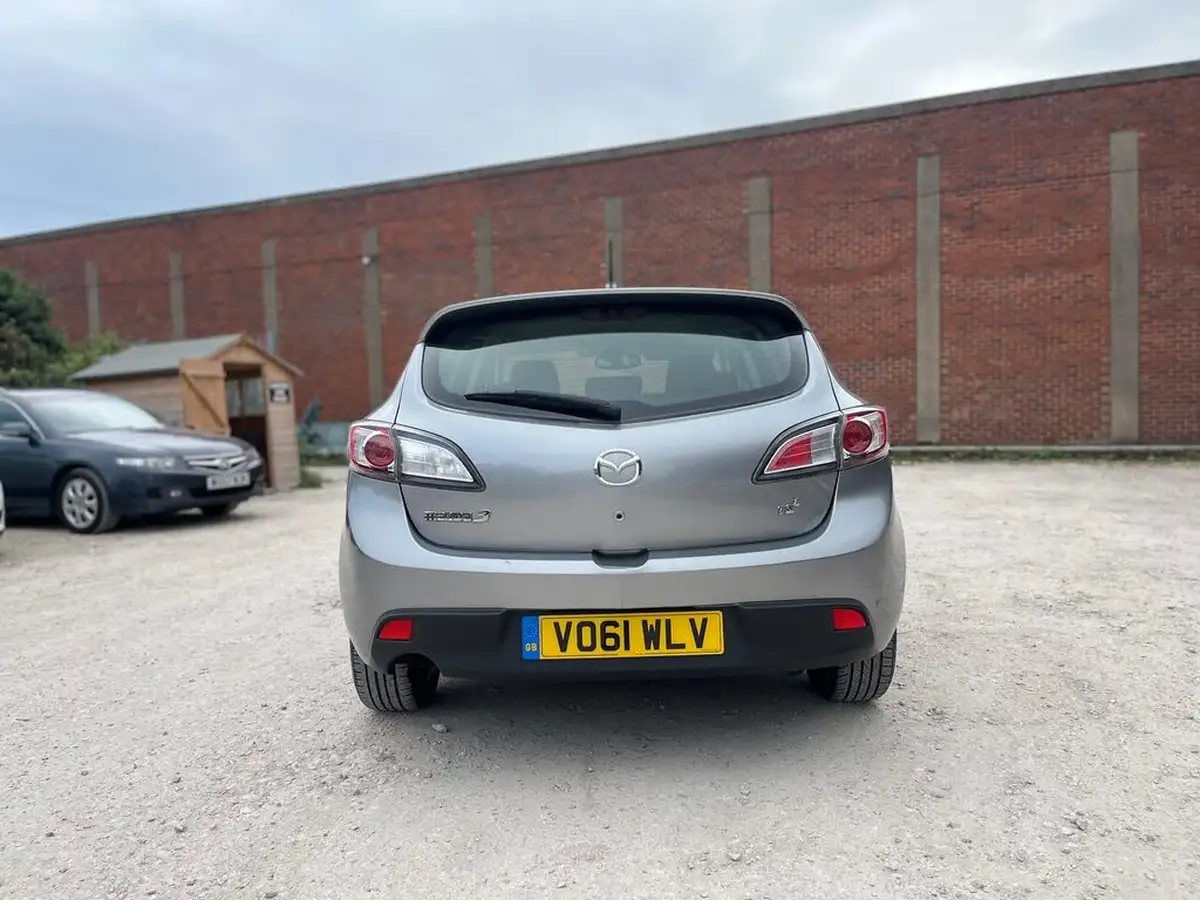 2011-mazda-mazda3-16td-ts2-nav-big-11