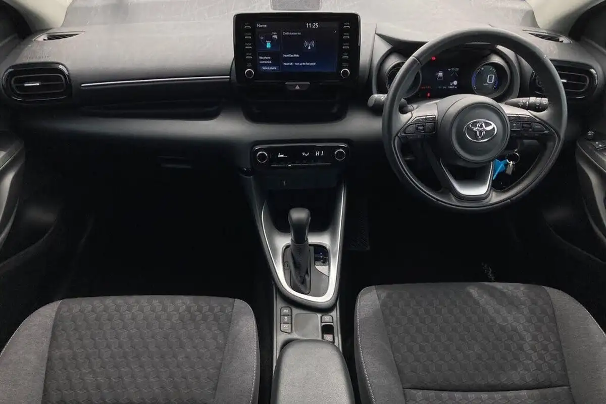 2024-toyota-yaris-15-vvt-i-design-big-12
