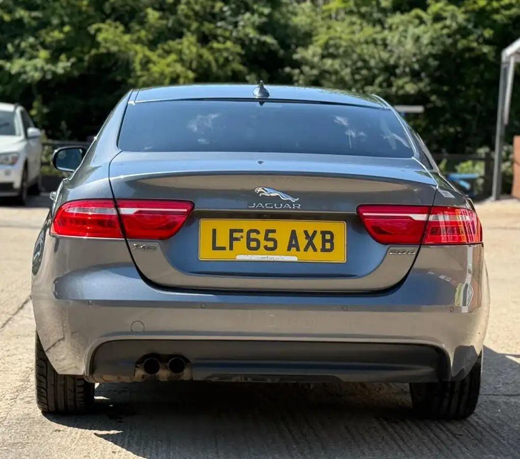 2016-jaguar-xe-20td-portfolio-180ps-big-7