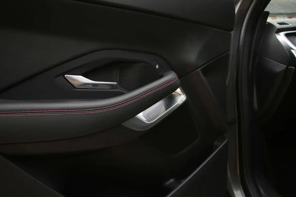 2020-jaguar-e-pace-20-i4-chequered-flag-200ps-big-42