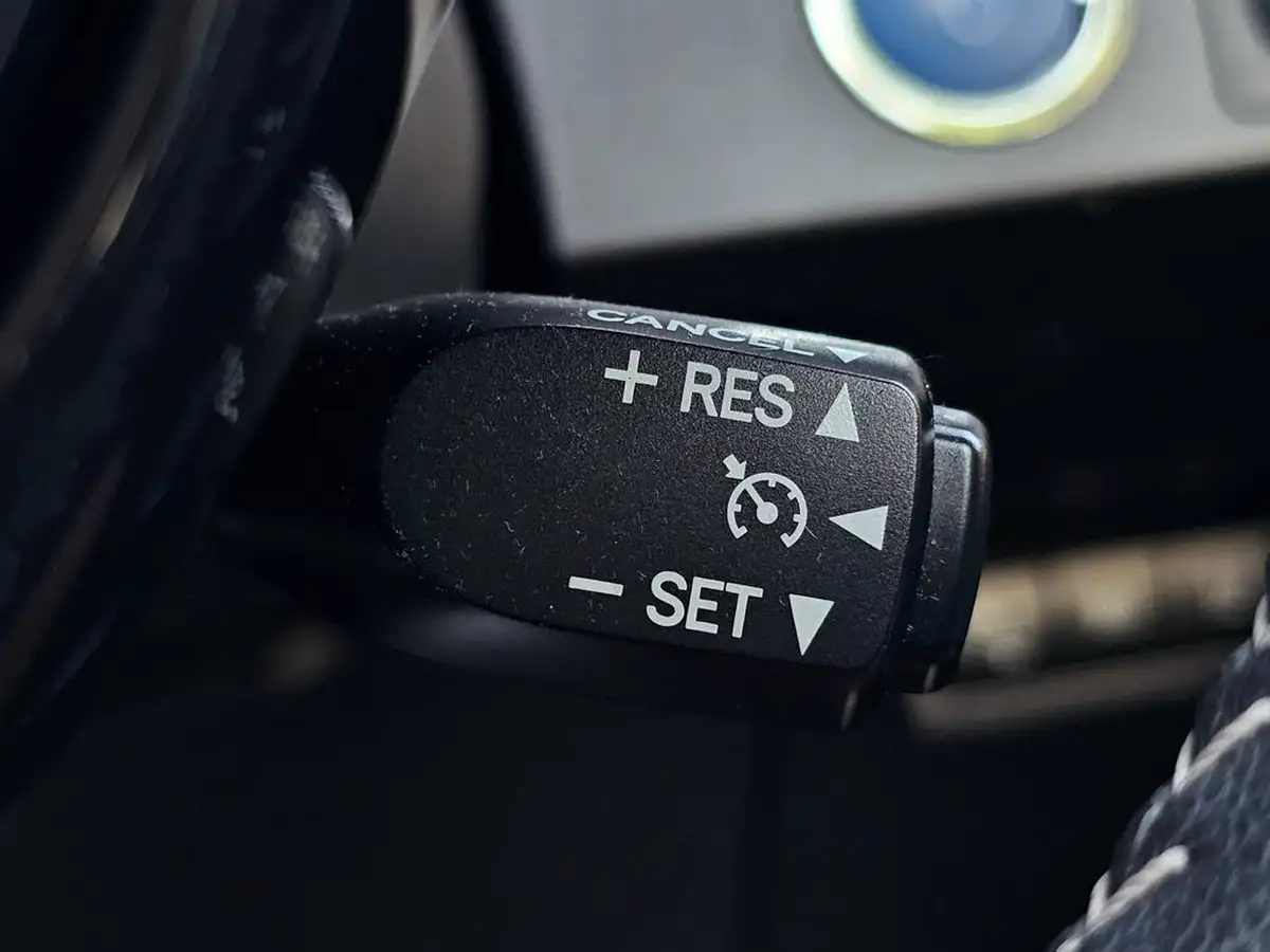 2019-toyota-yaris-15-vvt-i-icon-tech-98bhp-hybrid-1497cc-e-cvt-big-5