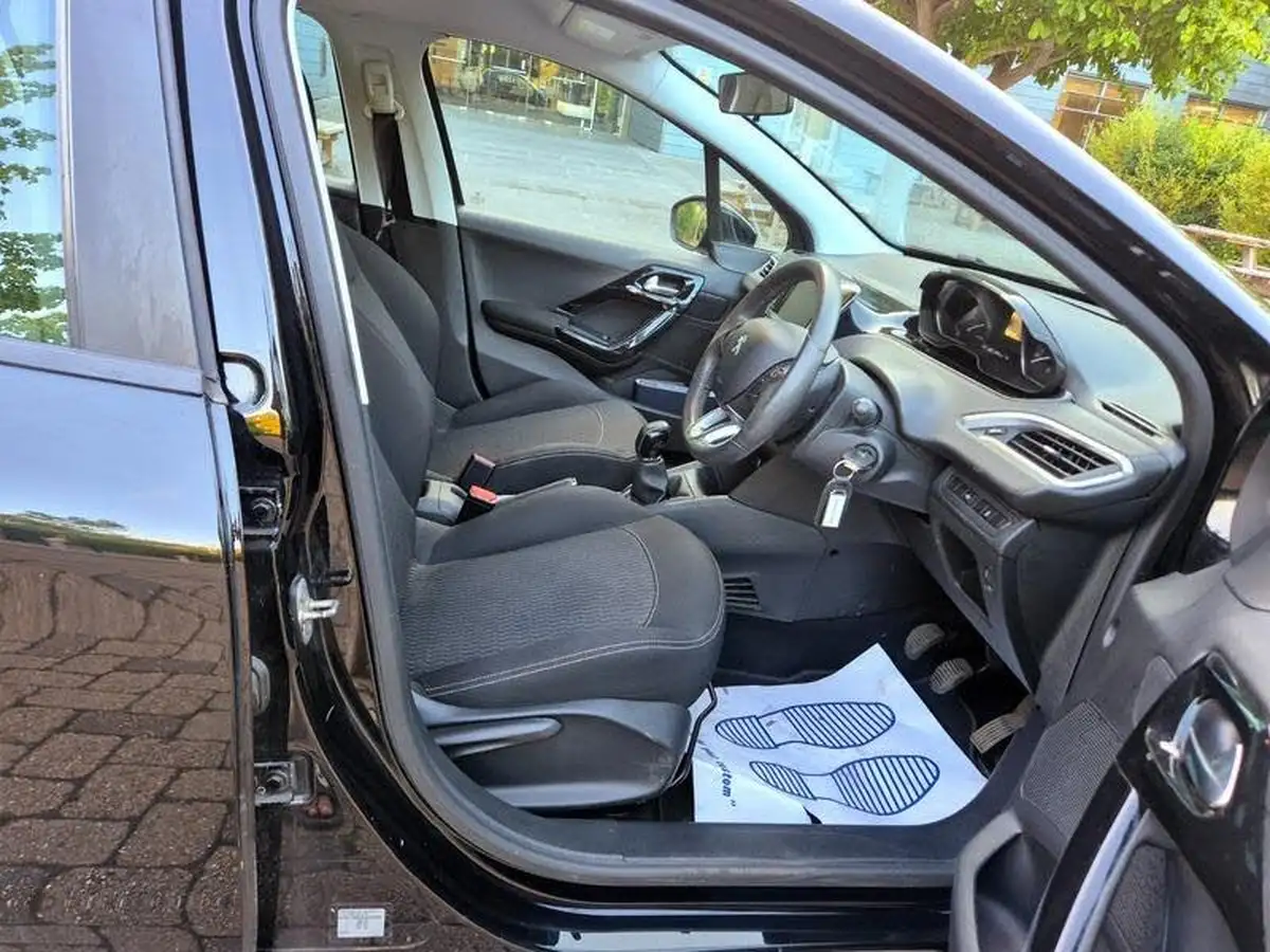 2017-peugeot-208-12-puretech-active-82bhp-5d-big-12
