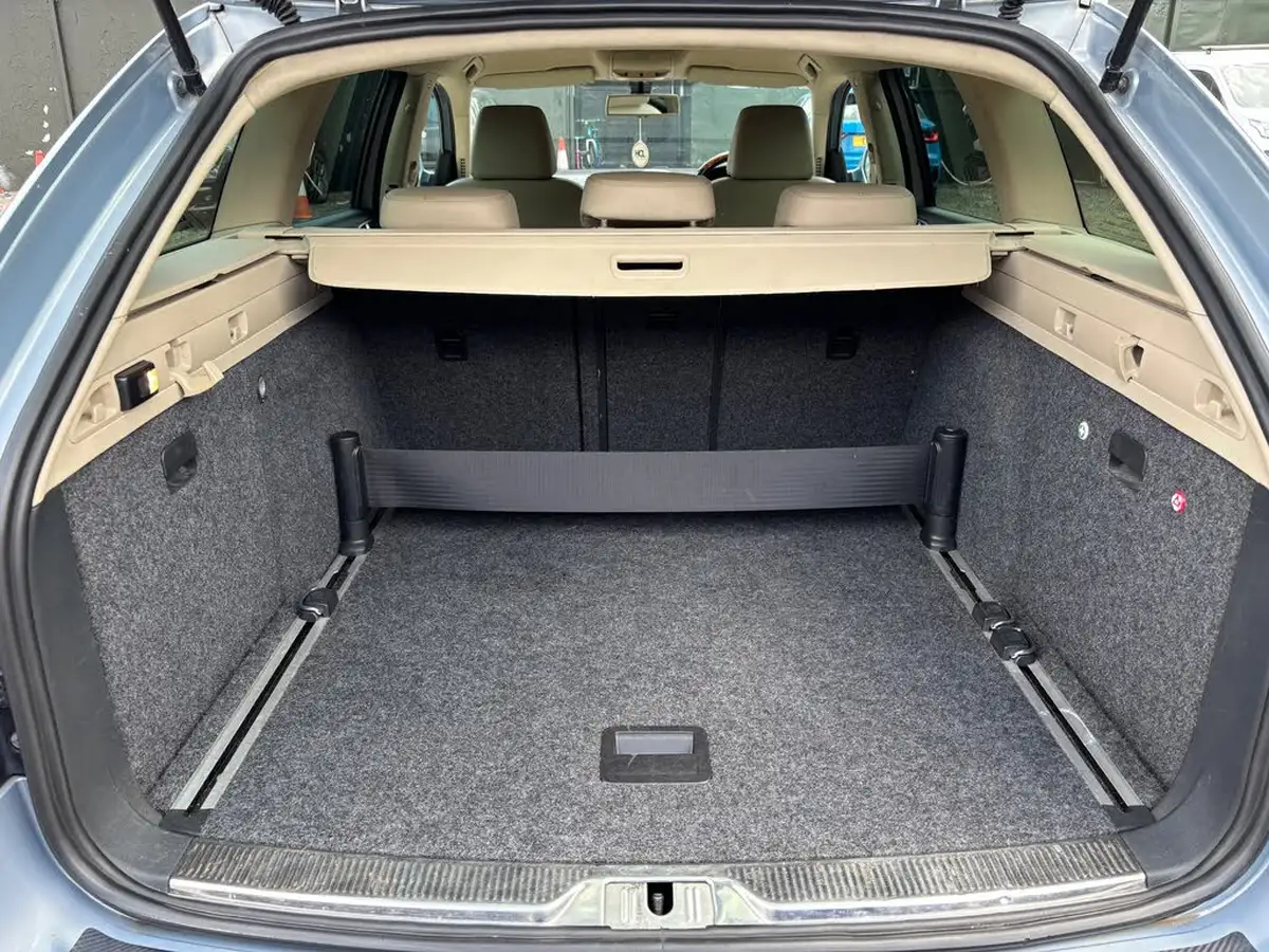 2011-skoda-superb-18-elegance-162ps-estate-dsg-big-17