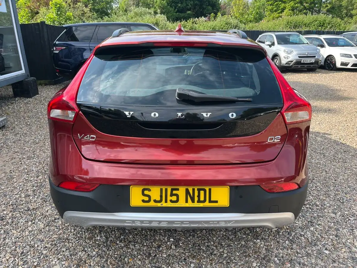 2015-volvo-v40-16td-d2-cross-country-lux-nav-big-4