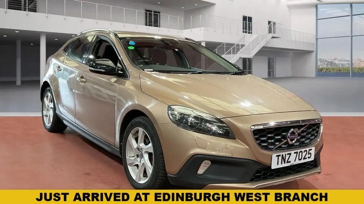 2014-volvo-v40-16td-d2-cross-country-lux-powershift-big-0