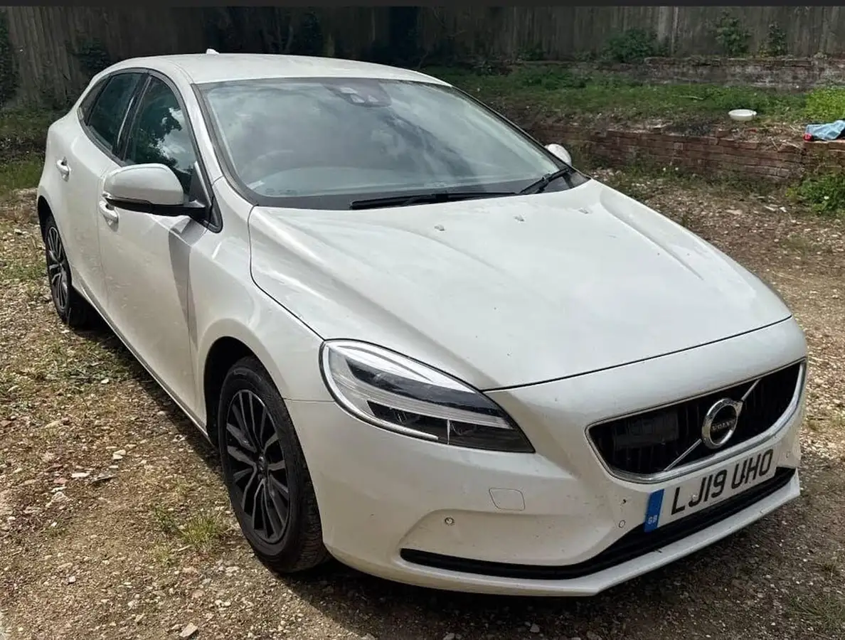 2019-volvo-v40-20td-d2-momentum-edition-geartronic-big-0