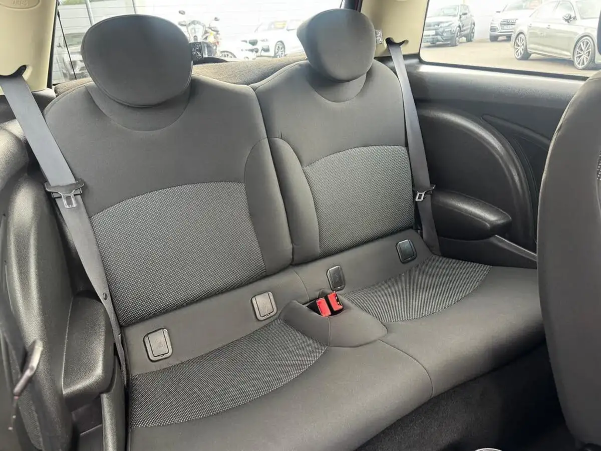 2011-mini-cooper-16-one-98bhp-hatchback-3d-big-5