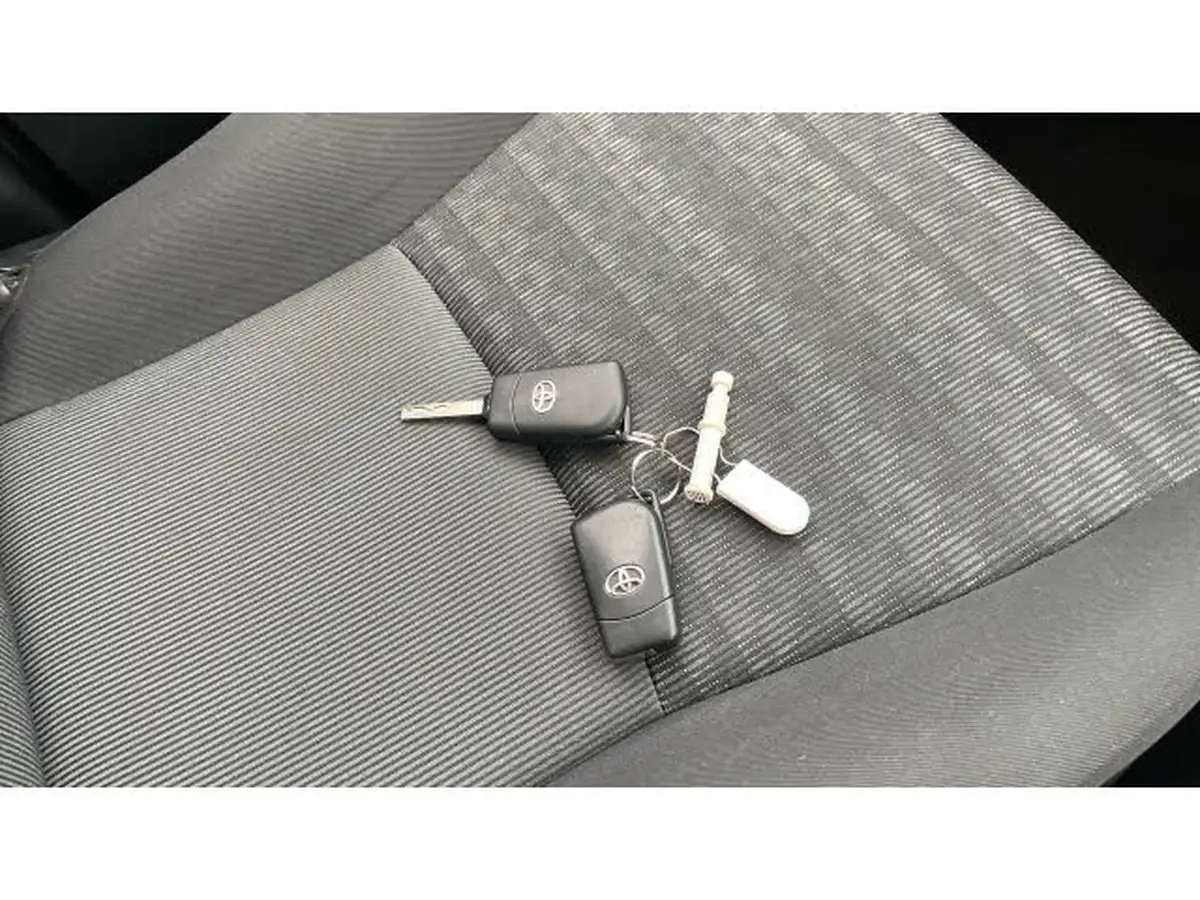 2016-toyota-yaris-133-icon-vvt-i-5d-big-19