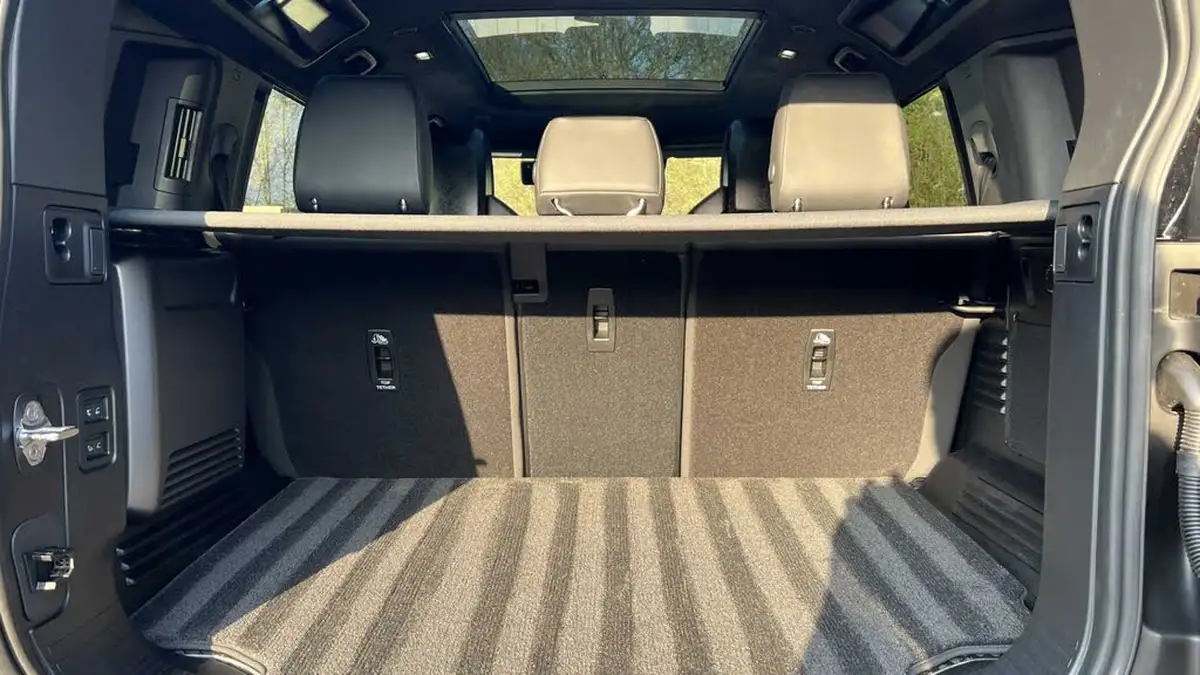 2025-land-rover-110-defender-44-p635-octa-edition-one-big-9