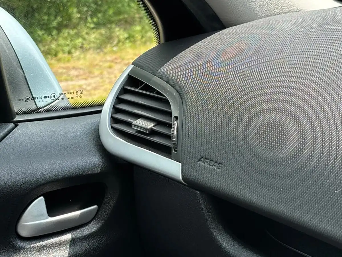 2011-peugeot-207-14-active-75-5d-1360cc-big-30