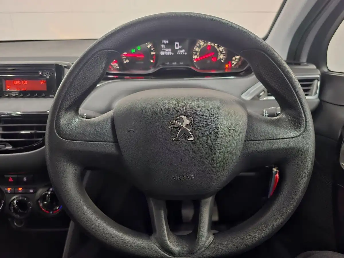 2015-peugeot-208-10-access-5d-big-55