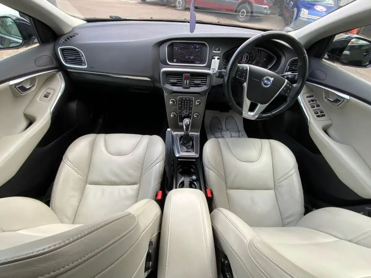 2013-volvo-v40-20td-d3-se-lux-nav-ss-geartronic-big-1