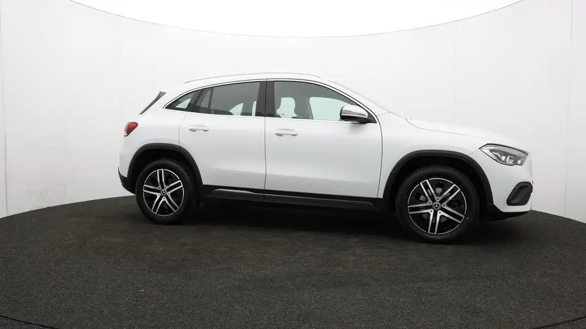 2021-mercedes-benz-gla-class-20d-gla-200d-sport-big-37