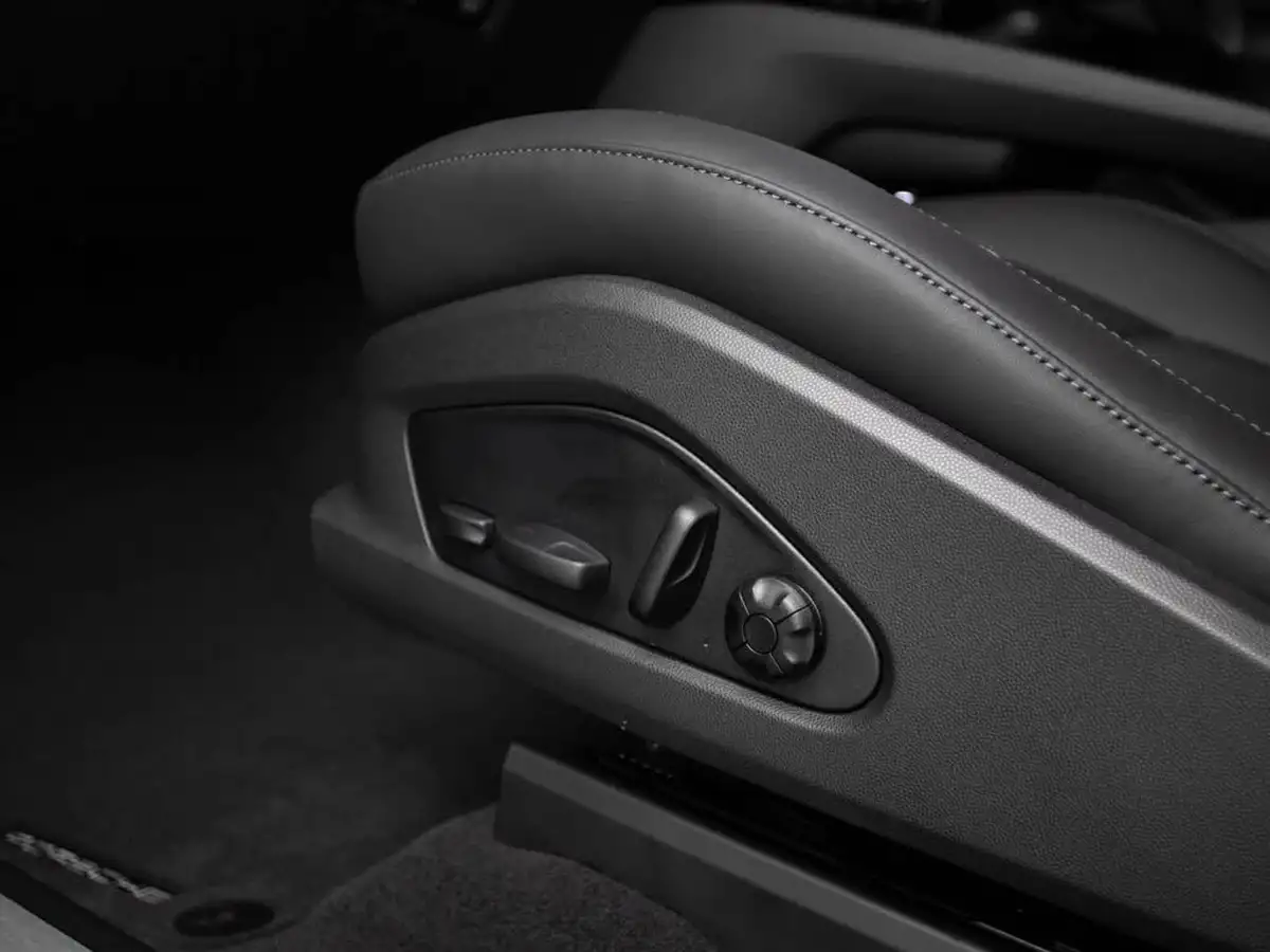 2025-porsche-macan-e-electric-big-35