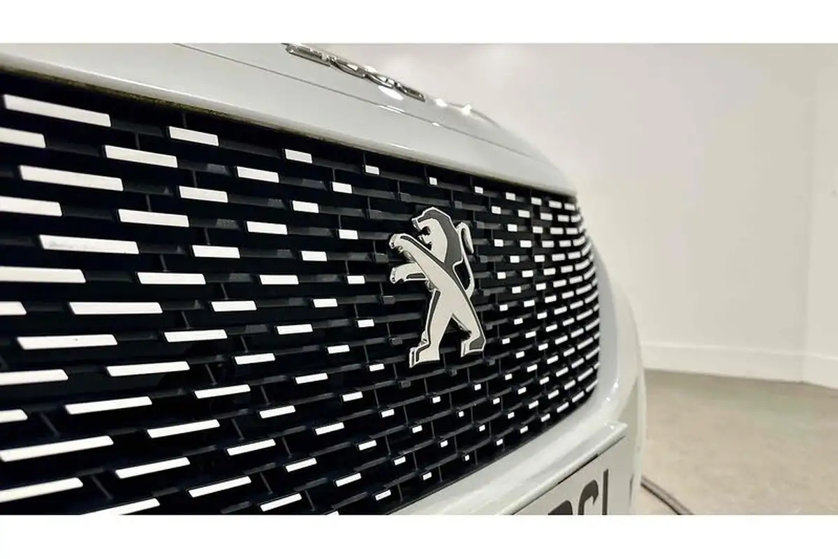2021-peugeot-2008-suv-e-gt-big-19