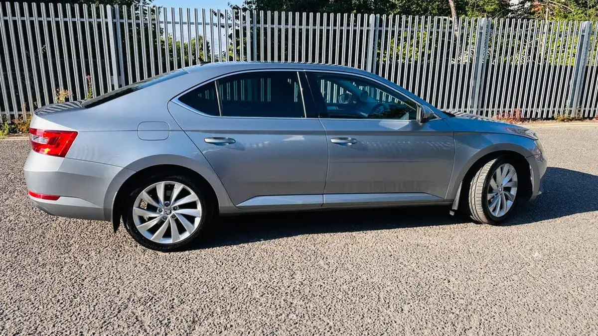 2016-skoda-superb-20tdi-se-business-hatchback-dsg-big-11