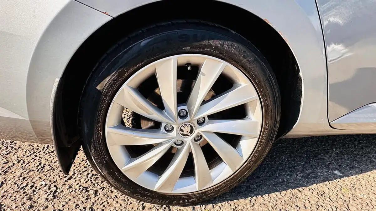 2016-skoda-superb-20tdi-se-business-hatchback-dsg-big-35