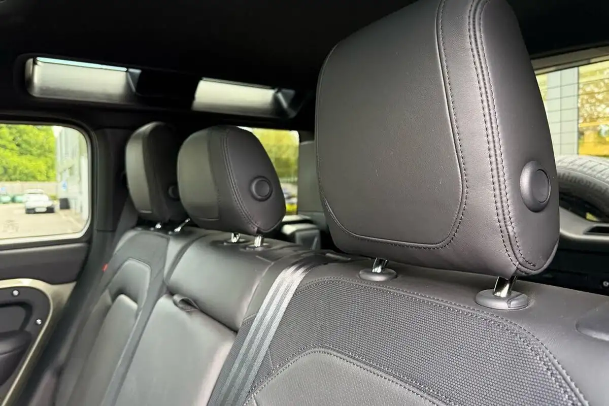 2024-land-rover-110-defender-30-d300-x-dynamic-hse-big-54