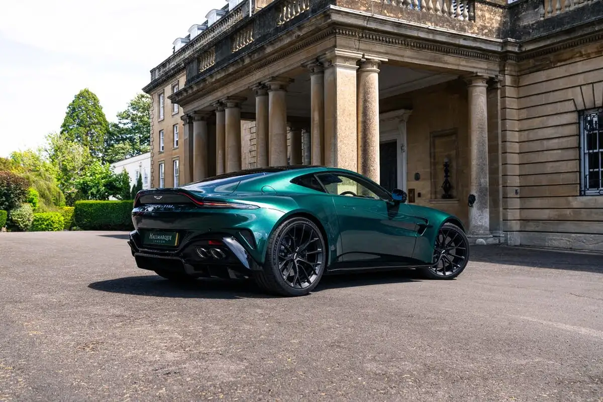 2024-aston-martin-vantage-big-11