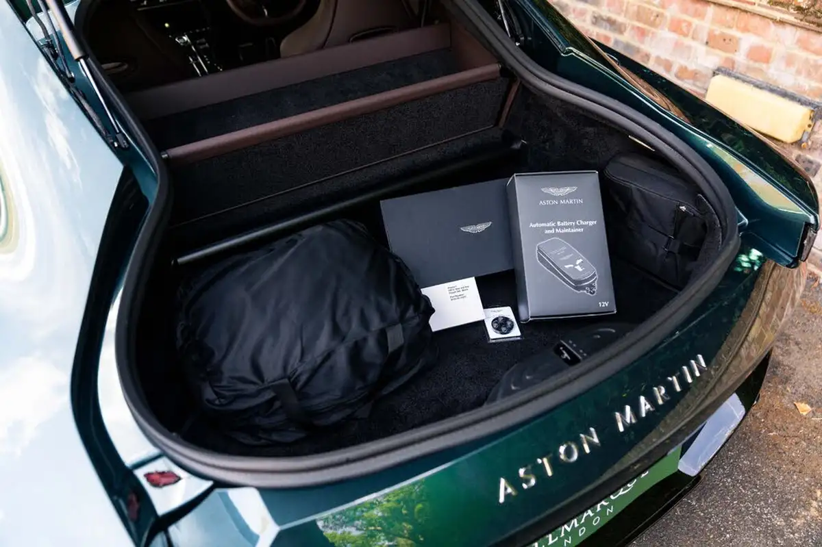 2024-aston-martin-vantage-big-35