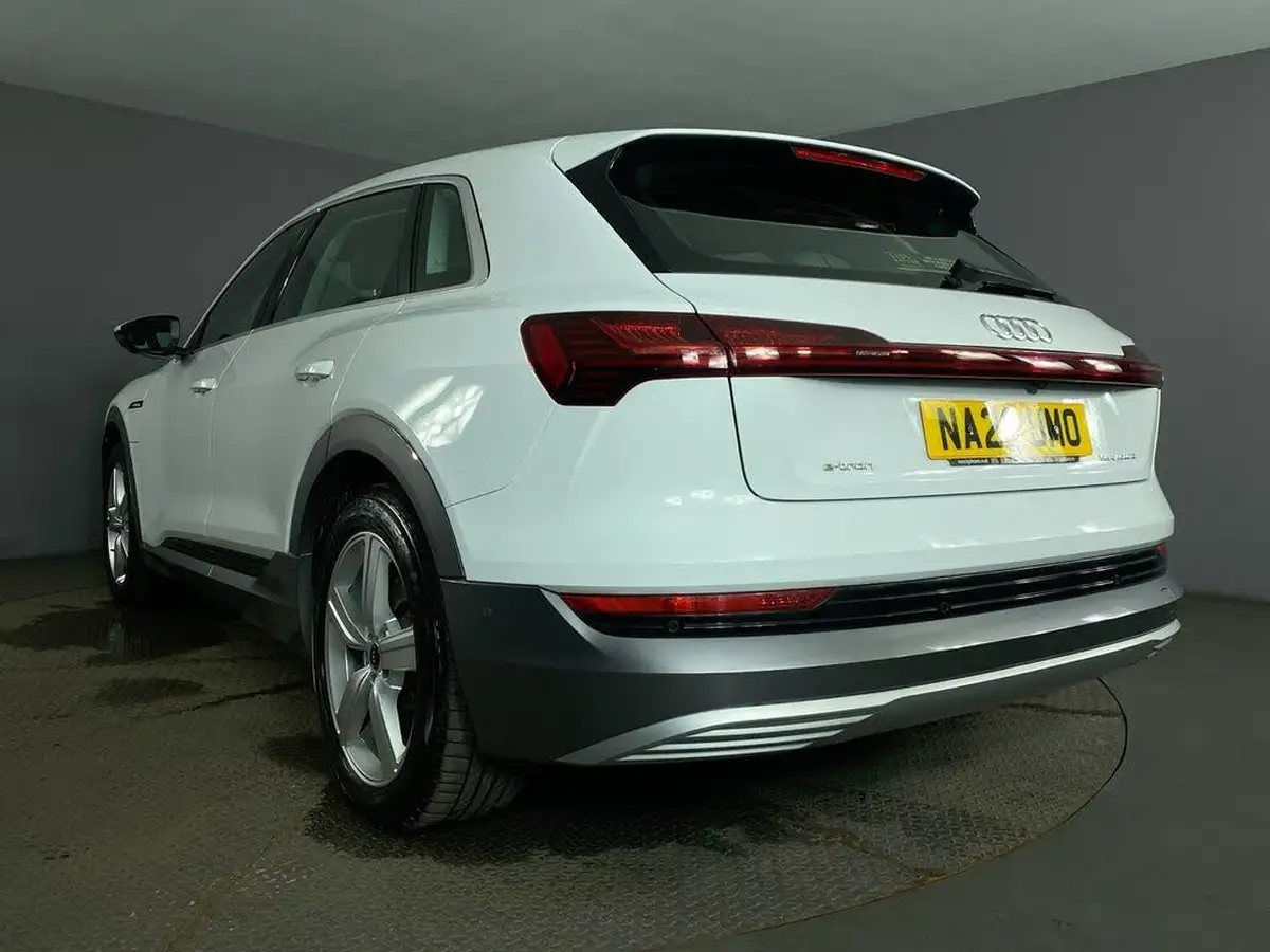 2022-audi-e-tron-55e-technik-station-wagon-big-13