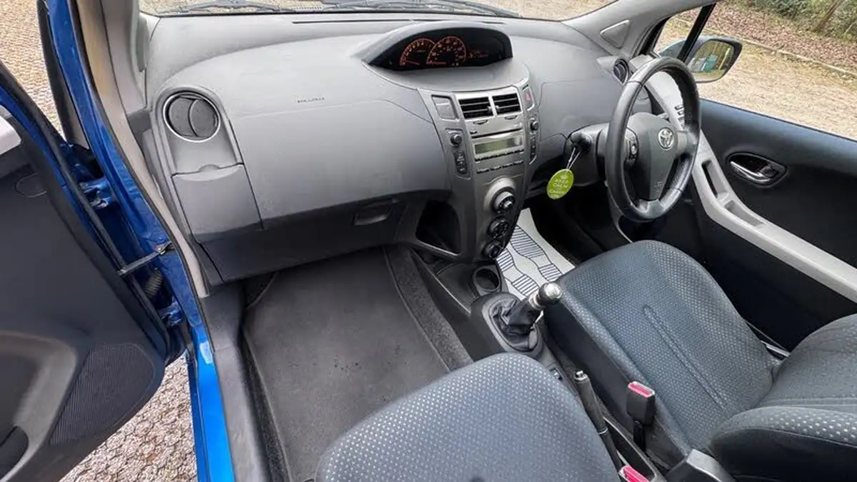 2010-toyota-yaris-10-tr-3d-big-21