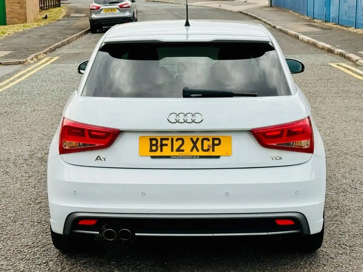 2012-audi-a1-20td-black-edition-big-9