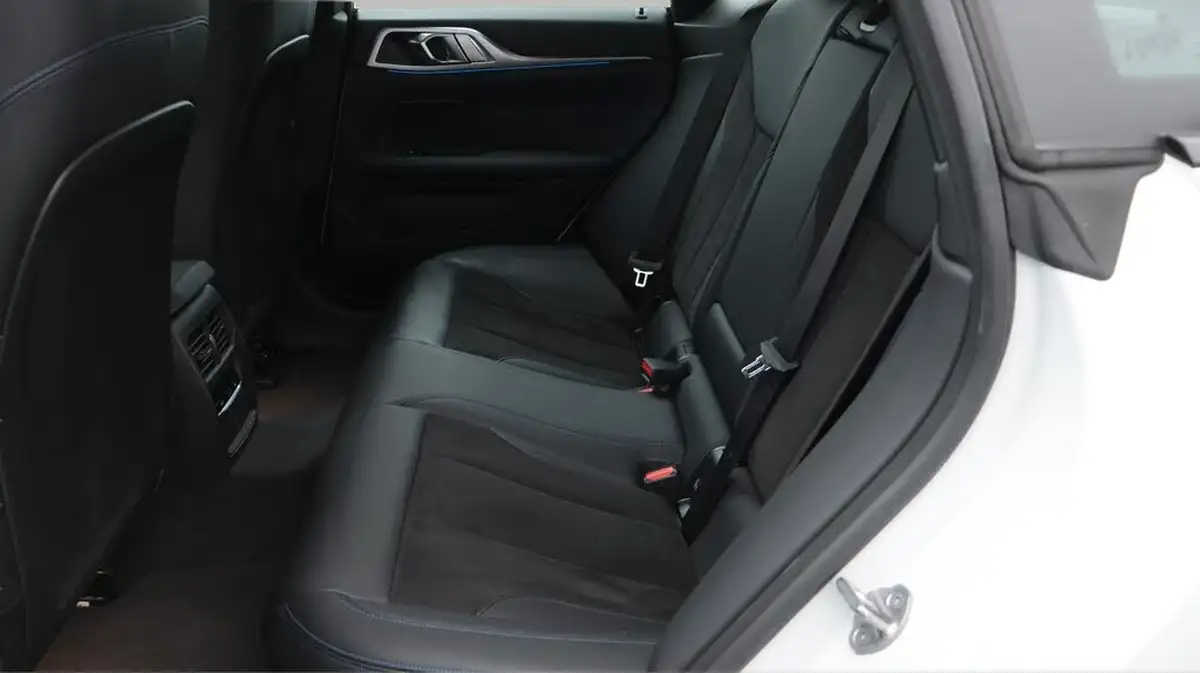 2022-bmw-i4-e-edrive40-m-sport-big-16