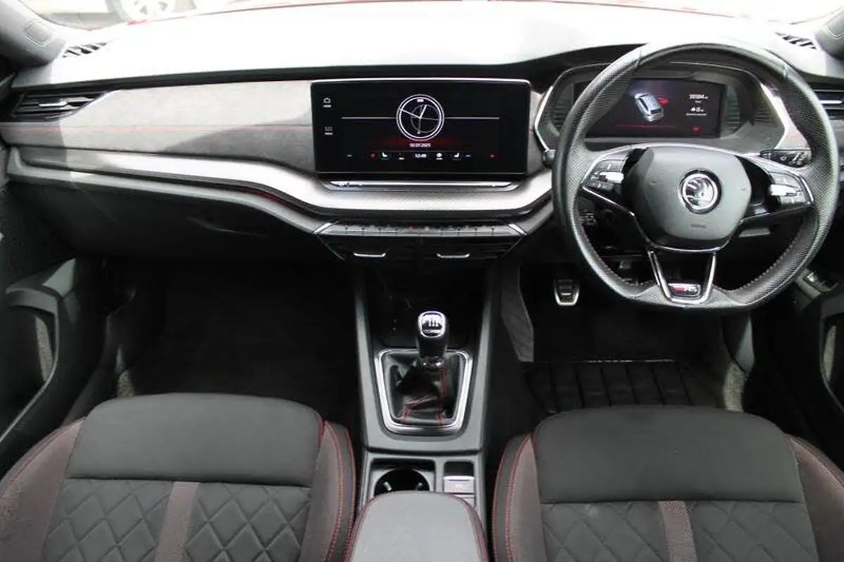2021-skoda-octavia-20-tsi-vrs-estate-big-6