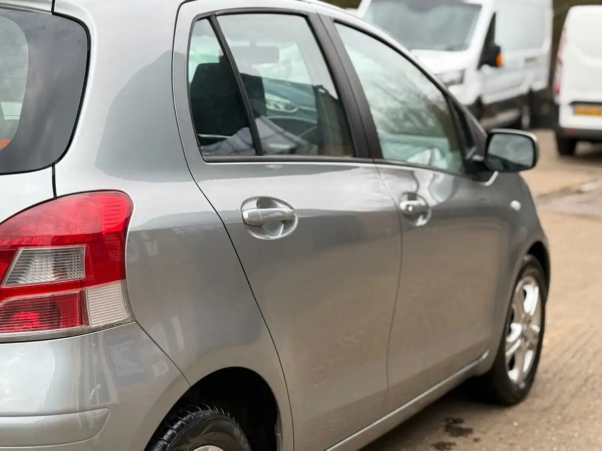 2011-toyota-yaris-133-tr-vvt-i-5d-mmt-big-28